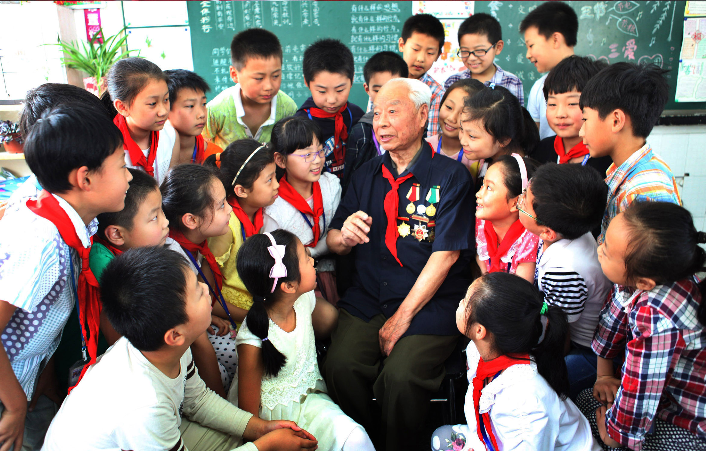 聆听"老八路"讲故事