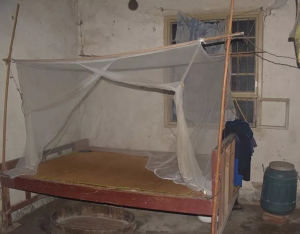 暖心:暴雪袭破屋,民警帮两位高龄老人消除隐患