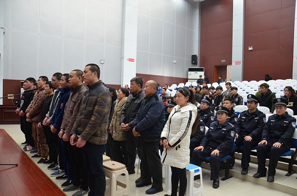 天长一起涉案125余万的盗窃案昨日审理,20人受审