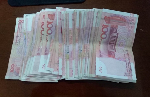 离奇天长的大街上刮来了一大片百元大钞