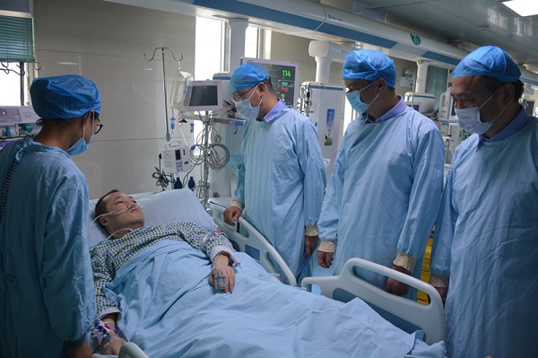 处理村民纠纷被尖刀刺伤记金集英勇民警赵永明