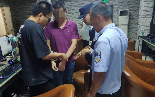 "实名制"登记情况例行检查时,一个正在玩游戏的男青年看到警察来了