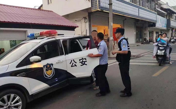 3,武某被架上警车.jpg