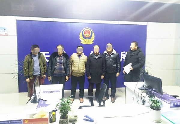 抓赌现场挑衅警察,天长一老板被塞进警车拘留8天